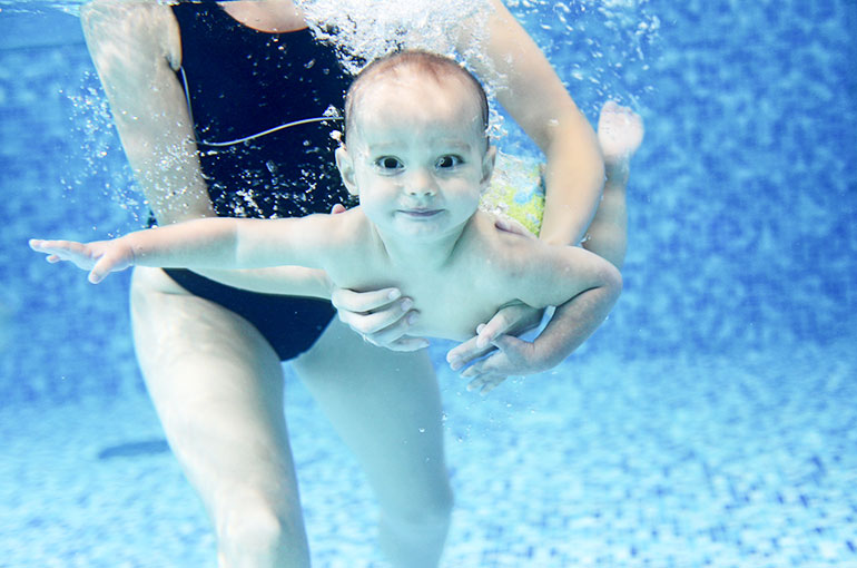 Piscine bebe age : à quel âge emmener votre enfant à la piscine ?