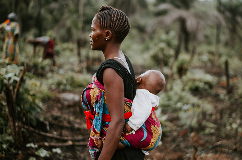 Les bienfaits d&#39;une tradition africaine : porter bébé dans le dos | Hello  Tribu