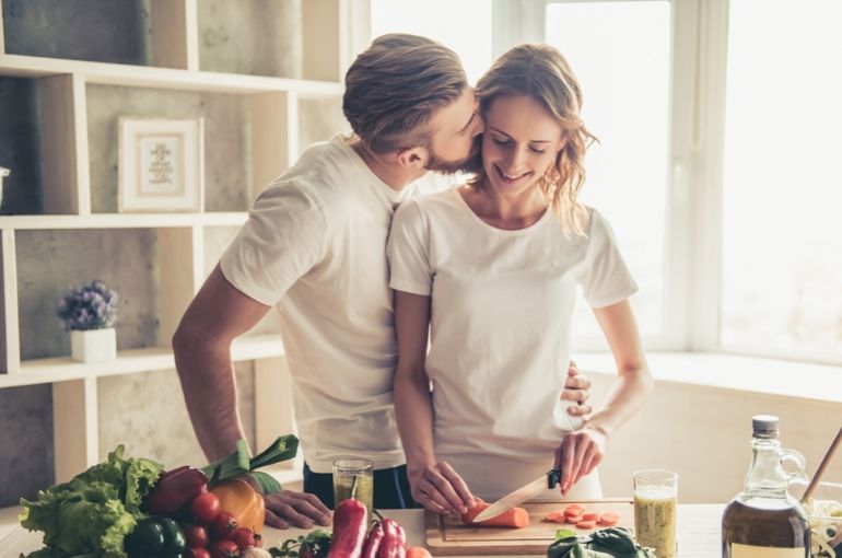 nutrition et fertilité. Couple qui prépare à manger ensemble