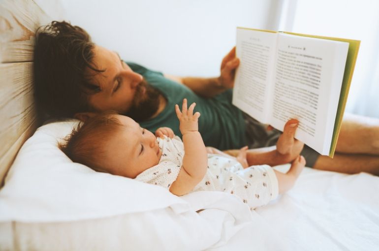 papa lit un livre à bébé