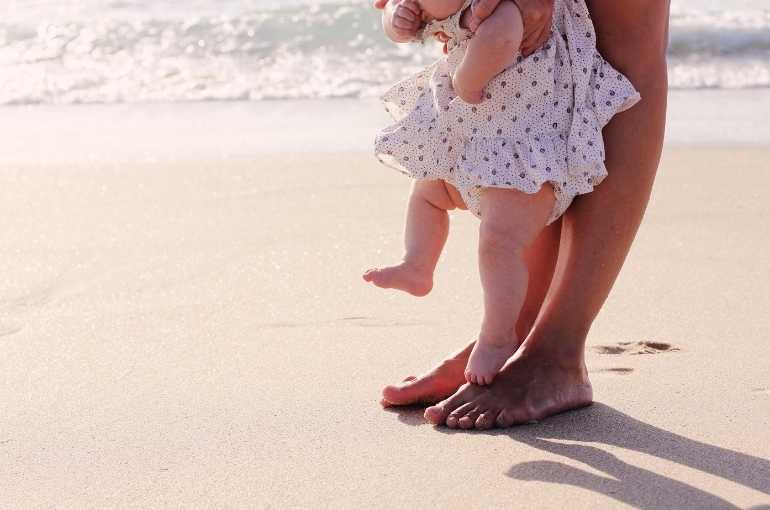 Gestes de premiers secours pour un été serein avec bébé !