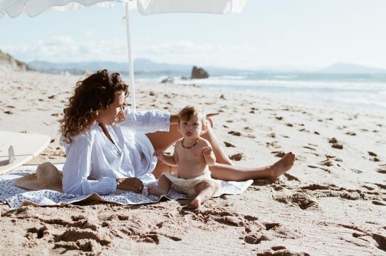 Les essentiels pour partir à la plage avec bébé !